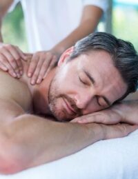 Homem-recebendo-massagem-nas-costas-do-massagista-_-Foto-Premium-Copy-2